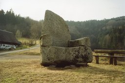 Gemarkung Elzach-Yach, Riesensitz. Dieses Granit-Freiland-Objekt entstand 2002 im Rahmen des Steinbildhauersymposiums "Brot und Steine".