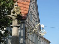 Marktbrunnen und Wirtshausschild in Münsingen.