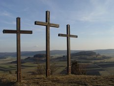 Drei Kreuze bei der Salmendinger Kapelle auf dem Kornbühl mit Blick auf die Albhochfläche.