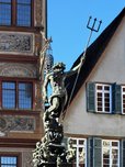 Tübingen, Brunnenfigur auf dem Markplatz.